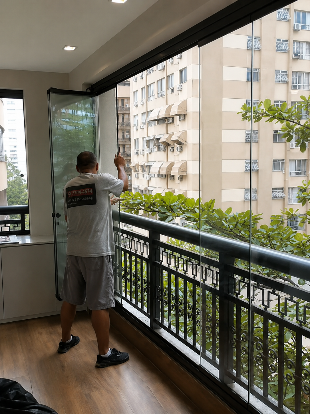 Equipe em instalação de guarda-corpo em vidro